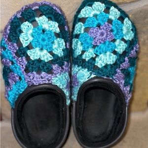 CROCS Jibbitz slides clogs crochet  granny squares boho Mules w 9 city chic